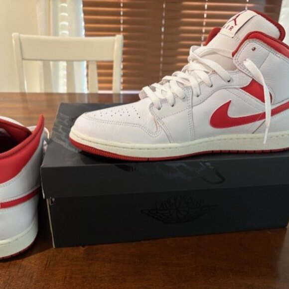 Air Jordan 1 Mid SE Men's Size 13 - Picture 5 of 9